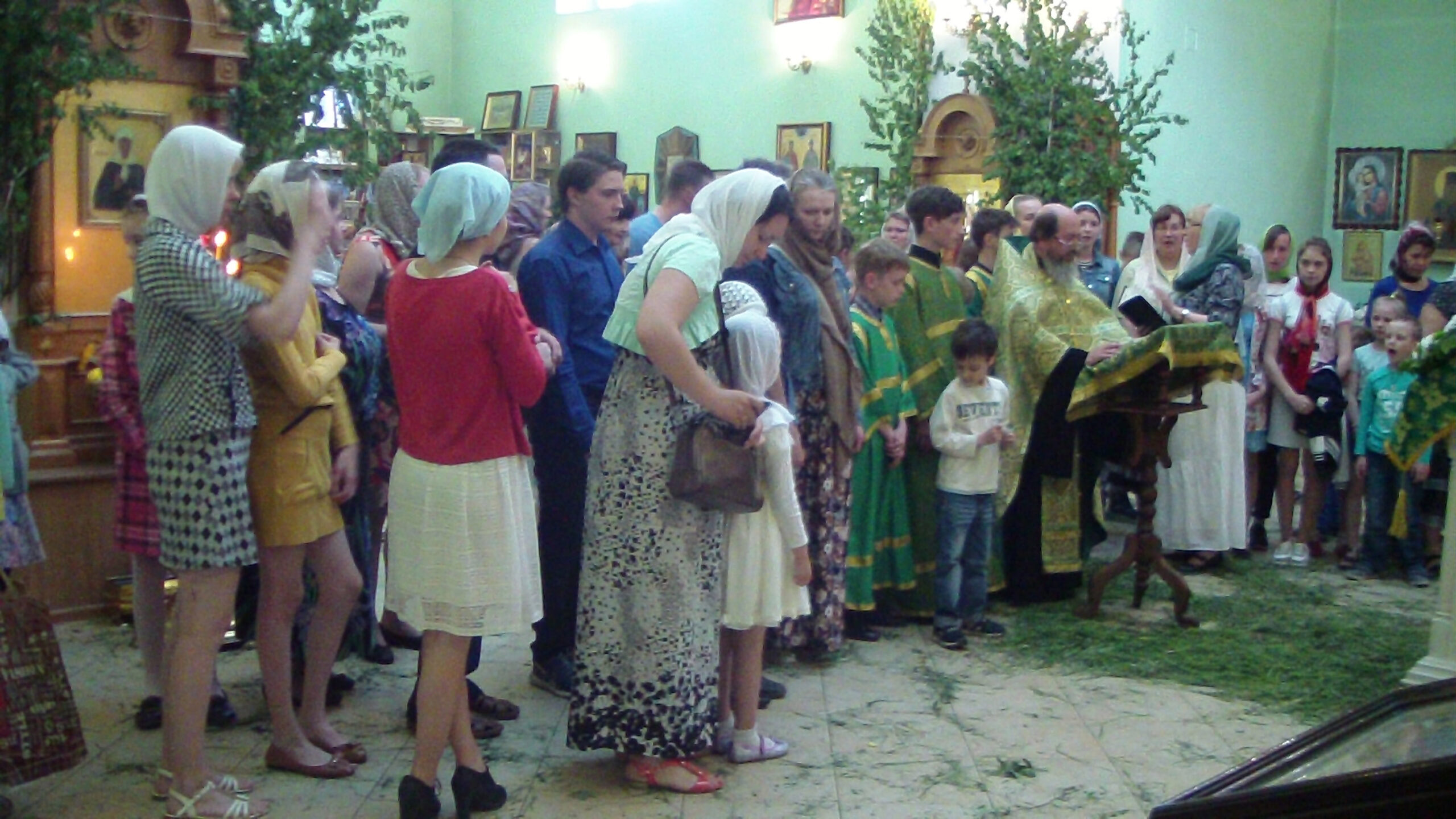 Настоятель Лазаревского храма протоиерей Игорь Груданов, родители и учащиеся воскресной школы